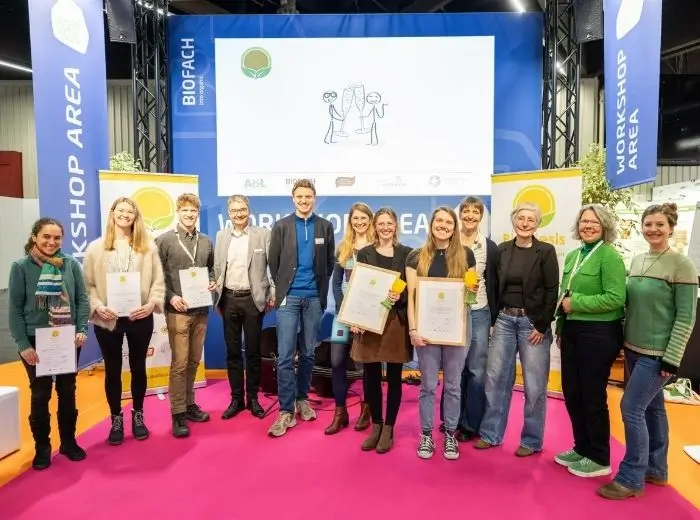 Eine Gruppe von Menschen steht auf der Biofach Messe. Die Preisträger werden mit dem BioThesis Preis ausgezeichnet.