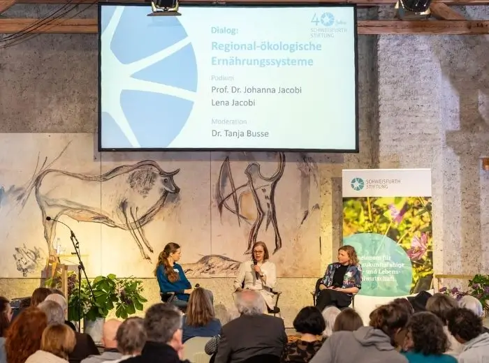 Podiumsveranstaltung beim 40-jährigen Jubiläum der Schweisfurth Stiftung. V.l.n.r.: Prof. Dr. Johanna Jacobi, Dr. Tanja Busse, Lena Jacobi